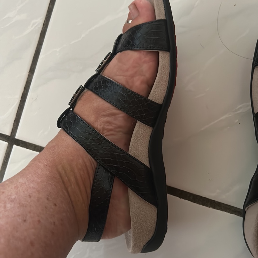 Vionic black sandals - Picture 2 of 6